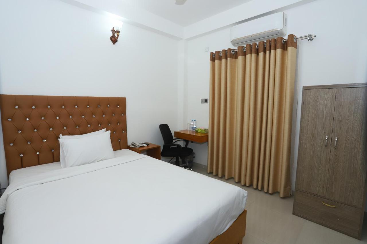 Hotel Blue Castle Дака Екстериор снимка